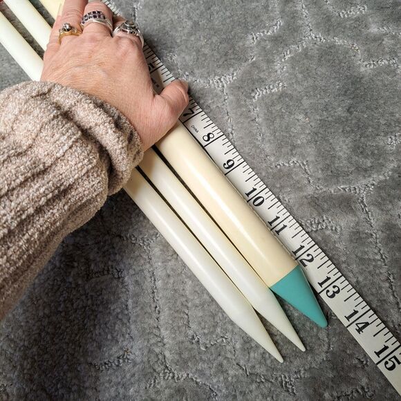 BATES BOYE PLASTIC KNITTING NEEDLES (4) SIZES 19-50 SINGLE POINT 13.5-14 IN VTG - Picture 2 of 7